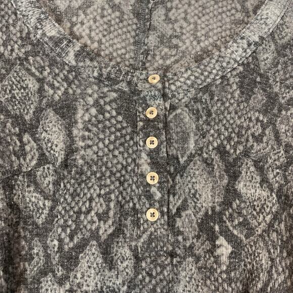 Pilcro Anthropologie Shirt Womens XXS Andie Ribbed Tissue Henley Thin Snakeprint - Picture 2 of 6